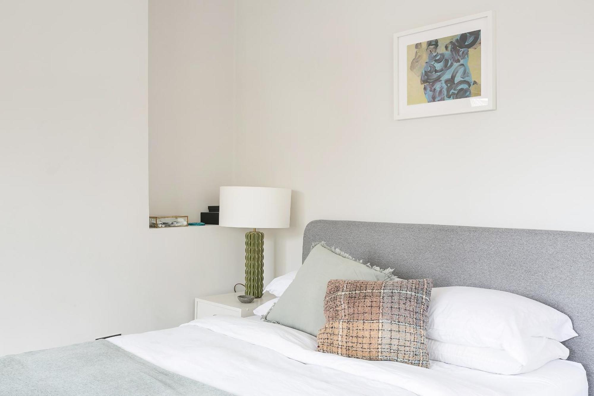 Beautiful Centrally Located Large Studio Апартаменты *