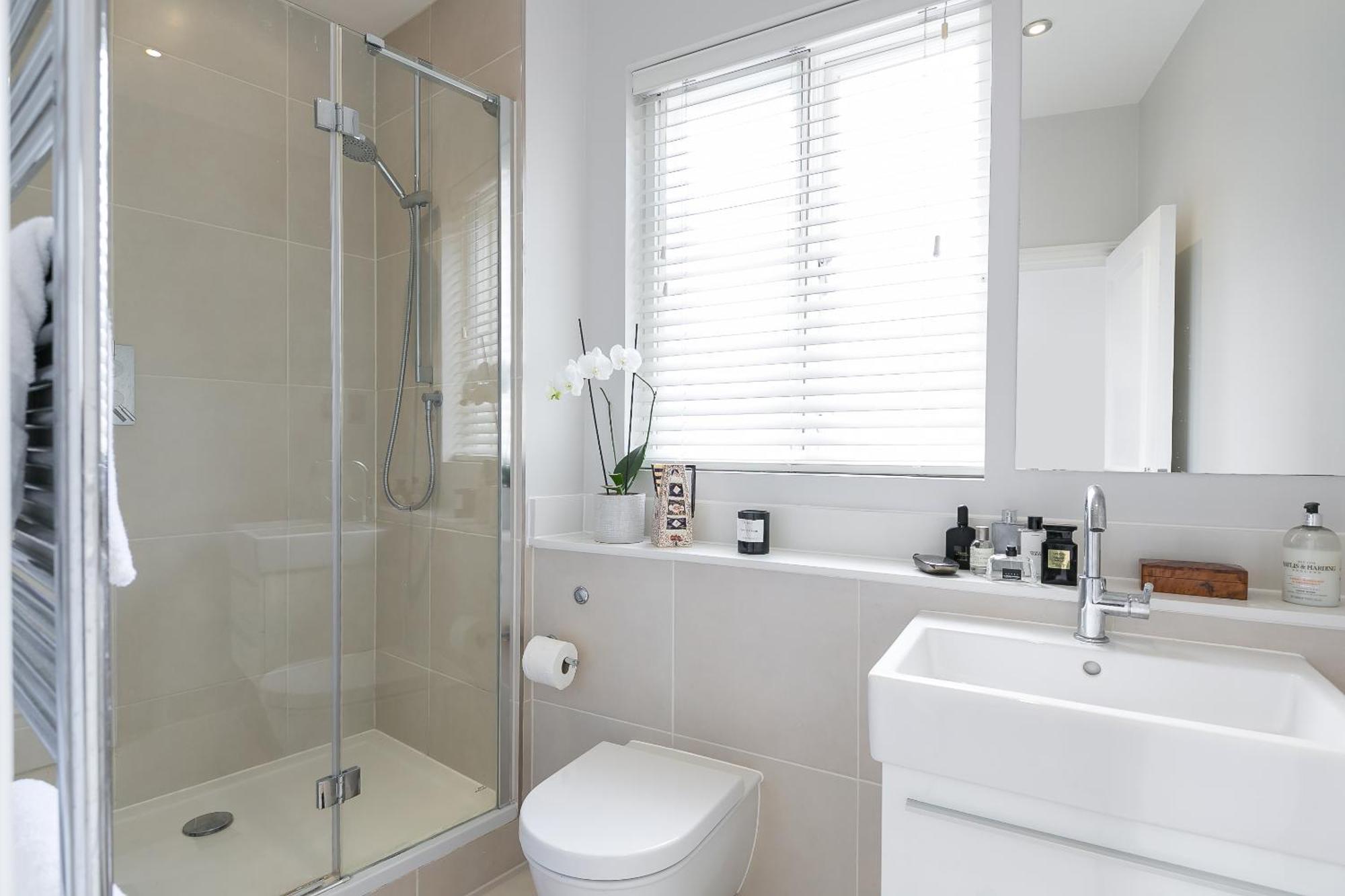 Beautiful Centrally Located Large Studio Лондон