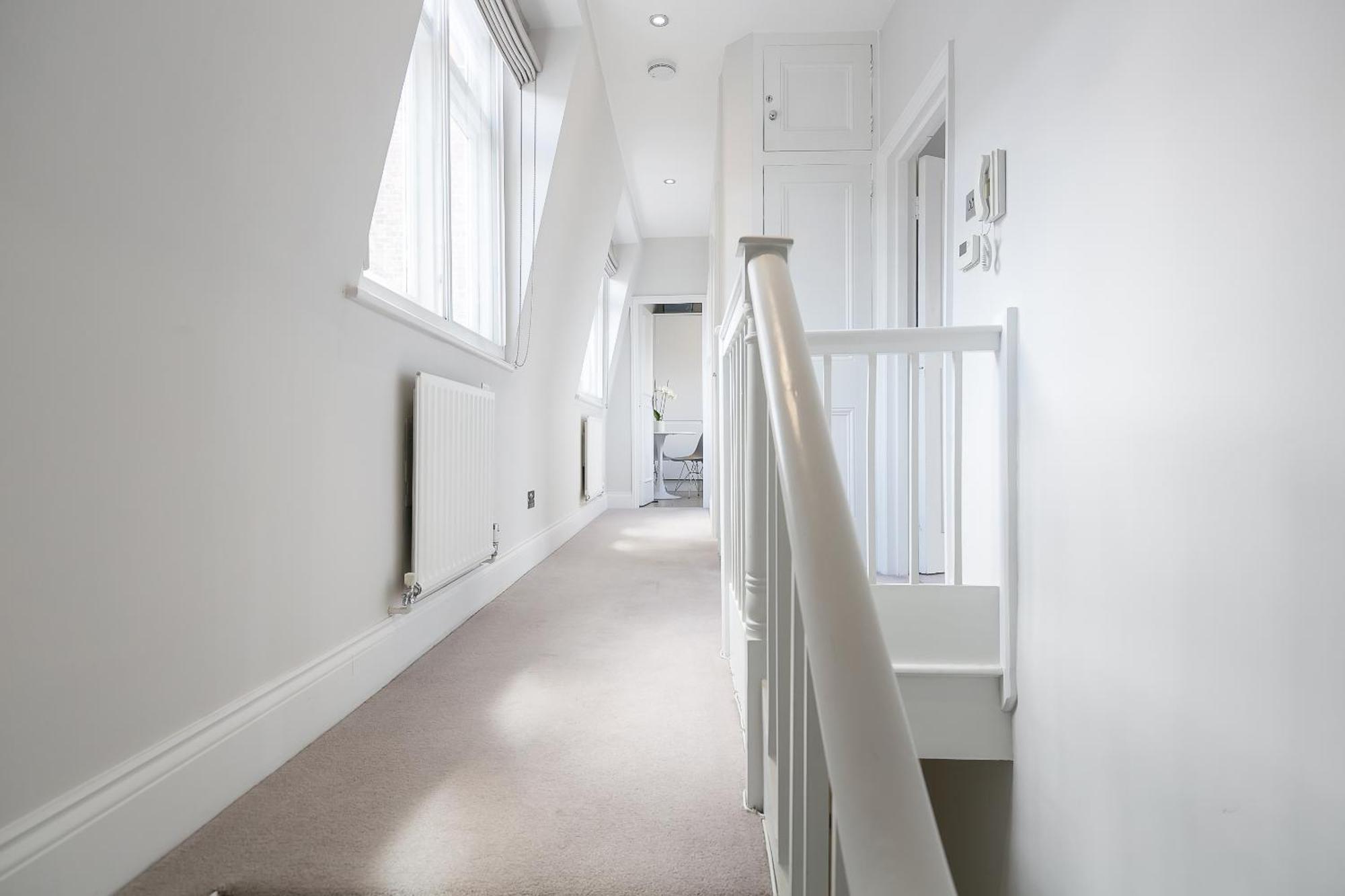 Beautiful Centrally Located Large Studio Лондон