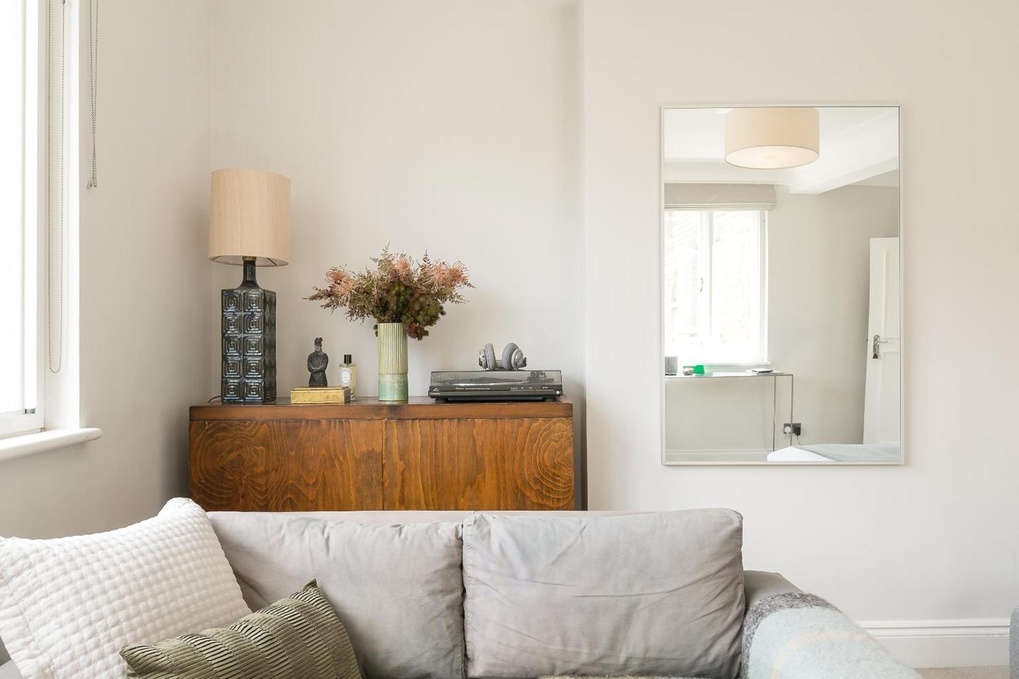 Beautiful Centrally Located Large Studio Апартаменты Лондон